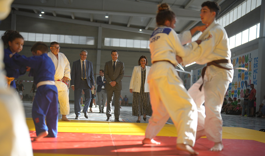Moreno inaugura el Pabellón Deportivo Javier Imbroda que revitalizará la zona de El Pinillo en Torremolinos